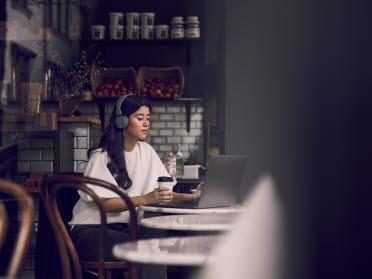 kvinna jobbar vid datorn på restaurang