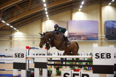 En ryttare som hoppar över ett hinder. Foto: Haide Westring