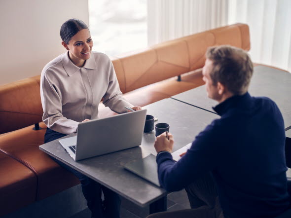 Två personer som sitter i möte. Två personer som sitter i möte.