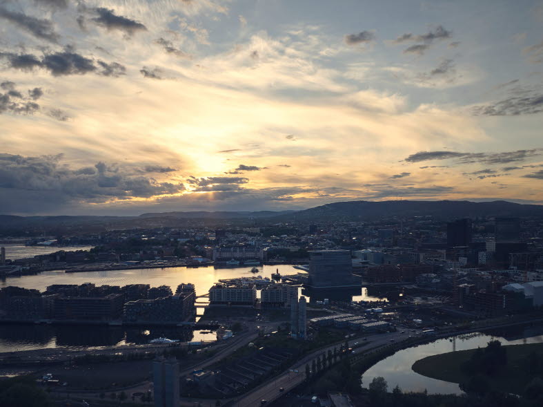 Soluppgång över stad