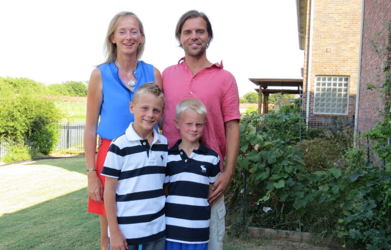 Familjen Möller i trädgården i Texas.