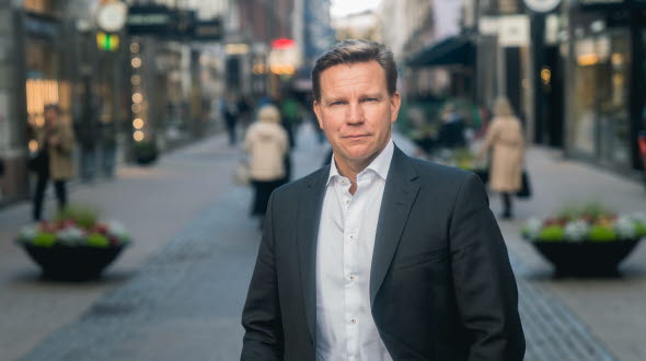 Bild på Jens Magnusson, privatekonom på SEB, på Drottninggatan i Stockholm.