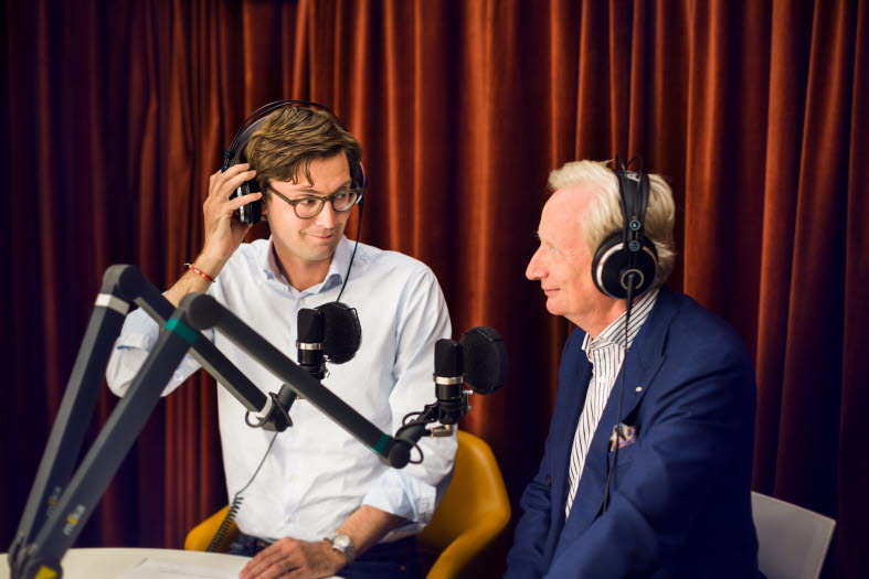 Claes de Faire leder samtal med Martin Getner, chef för Private Banking på SEB. Bild på Claes de Faire som leder samtal med Martin Getner, chef för Private Banking på SEB.