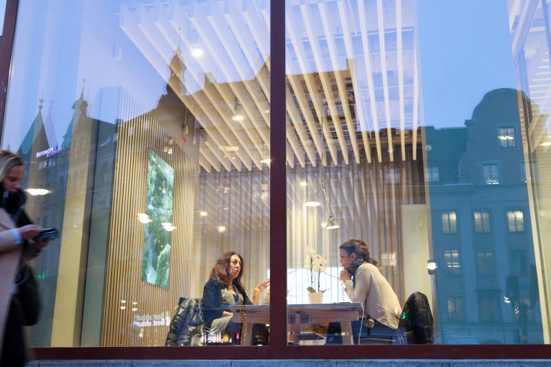Bild på två personer som har möte inne på SEB:s kontor på Stureplan.