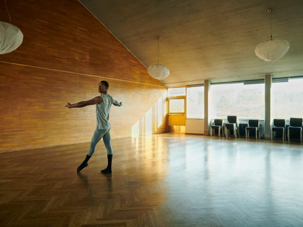 Bild på en man som dansar balett.