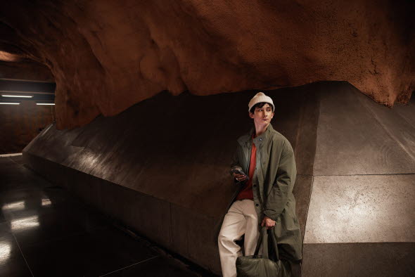 Ung man på väg i Stockholms tunnelbana.
