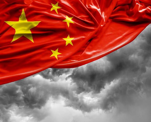Kinas flagga på en molnig bakgrund