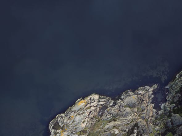 Bild på stenar vid vatten.