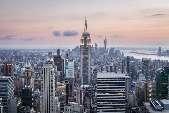 Skyskrapor i New York med Empire State Building i mitten av bilden.