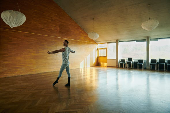 Manlig dansare tränar inomhus