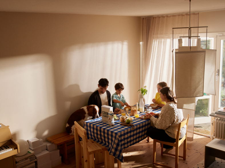 En familj som äter frukost tillsammans.