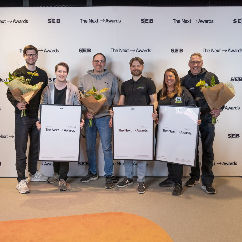 Finalister från vänster: Transformation: Lundqvist Trävaru AB, Jens Lundqvist, vVD & Samuel Holmström, VD. New ideas: Sustainalube, Mattias Grahn, medgrundare av företaget och delägare & Gustaf Axelström, Teknisk support. Community: Vilda Kidz, Anna Karlsson & Stefan Karlsson, grundare. Finalister från vänster: Transformation: Lundqvist Trävaru AB, Jens Lundqvist, vVD & Samuel Holmström, VD. New ideas: Sustainalube, Mattias Grahn, medgrundare av företaget och delägare & Gustaf Axelström, Teknisk support. Community: Vilda Kidz, Anna Karlsson & Stefan Karlsson, grundare.