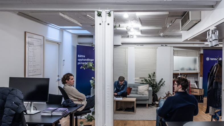 På väg mot succé i en sparsmakat inredd och halvrörig källarlokal.