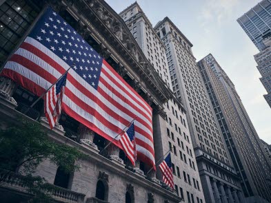 Sammantaget innebär USA:s tullpolitik ett bakslag för svensk ekonomi, men inte en kris. Amerikanska flaggan på Börshuset i New York