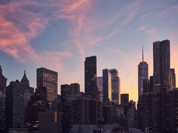 Solnedgång över skyskrapor på Manhattan, New York. 