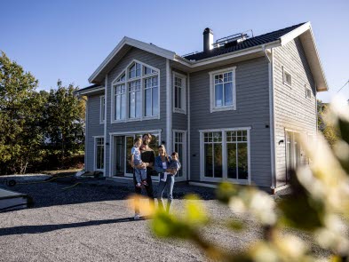Familjen Cordero-Stolpe framför sitt energismarta hus på Värmdö – byggt med hjälp av grönt byggnadslån från SEB.