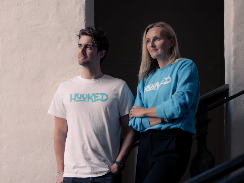 En man och en kvinna som har på sig "Hooked" tröjor.