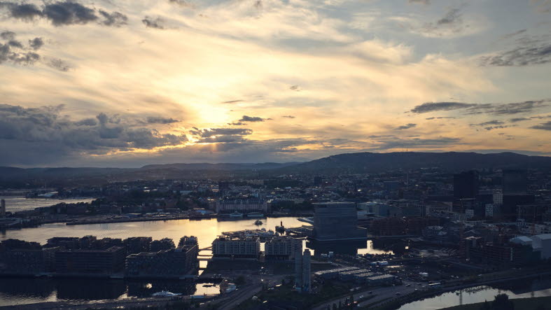 solnedgång över stad vid kusten