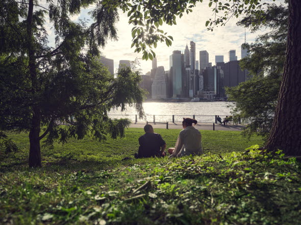 Två personer som sitter i en park.