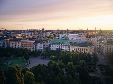 Riksbanken förväntas sänka styrräntan en gång till, vilket då sänker de rörliga bolåneräntorna. Vy över Kungsträdgården i Stockholm