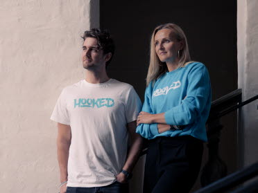 En man och en kvinna med "Hooked" tröjor på sig.