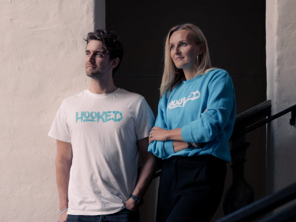En man och en kvinna med "Hooked" tröjor på sig.